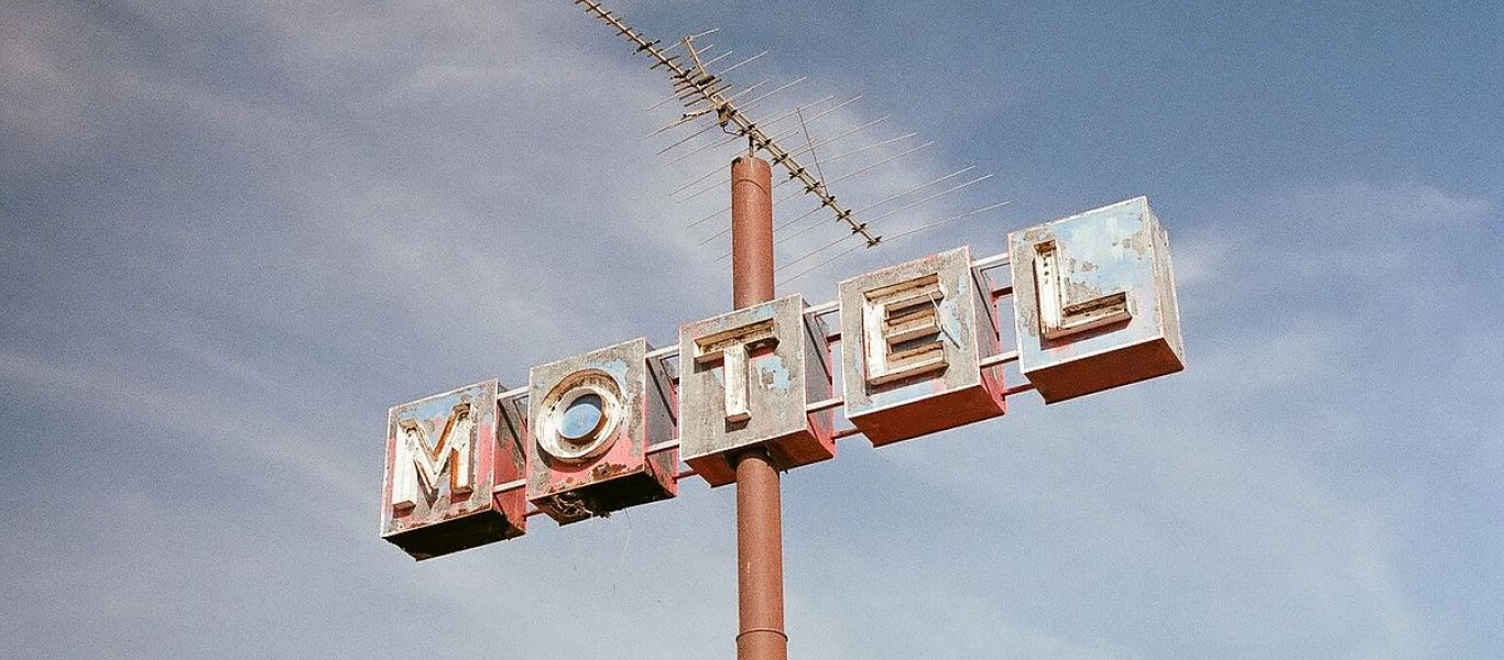 Τίποτα δεν έμενε κρυφό: Ο ηδονοβλεψίας ξενοδόχος που παρακολουθούσε τους επισκέπτες για να ερεθίζεται (φωτο)